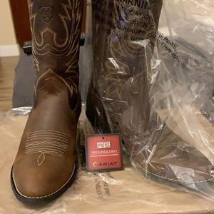 Size 6 women’s Ariats